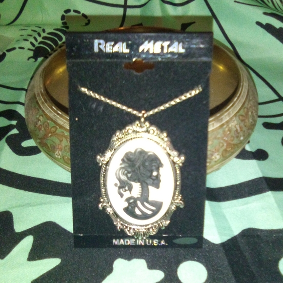 Real Metal Brand Jewelry Cameo - Picture 3 of 3